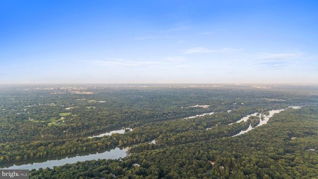 210 FALCON RIDGE RD, Great Falls, VA 22066