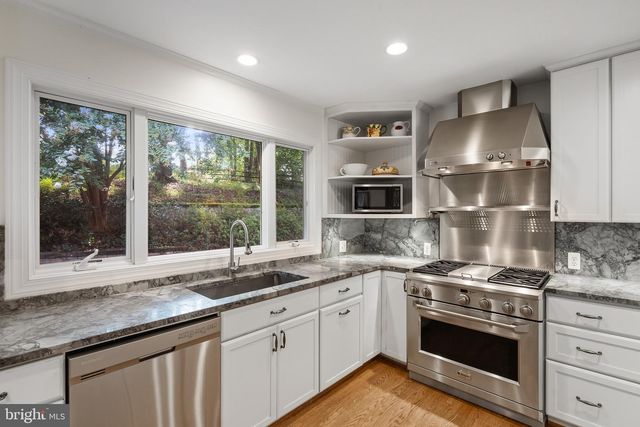210 FALCON RIDGE RD, Great Falls, VA 22066