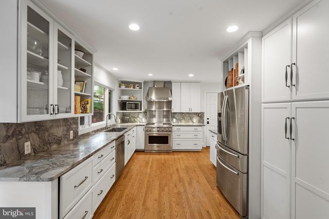 210 FALCON RIDGE RD, Great Falls, VA 22066