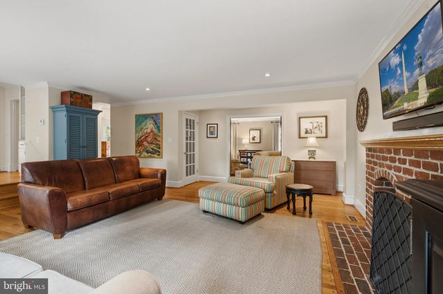 210 FALCON RIDGE RD, Great Falls, VA 22066