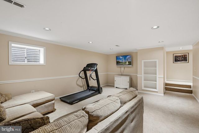 210 FALCON RIDGE RD, Great Falls, VA 22066