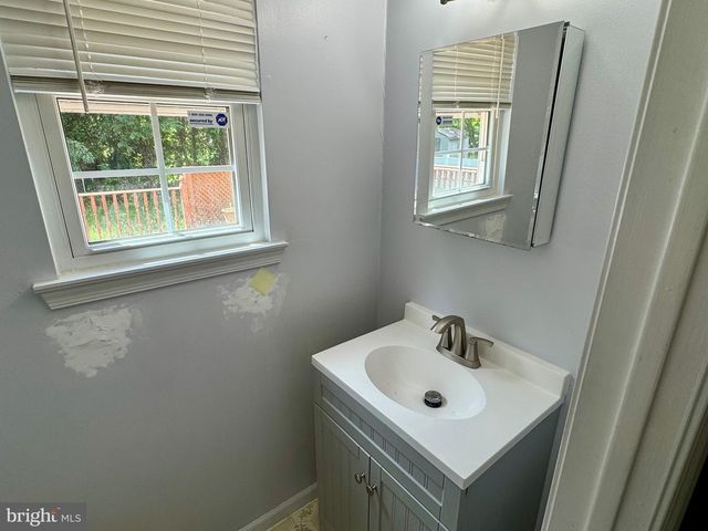 68 THOMAS AVE, Maple Shade, NJ 08052
