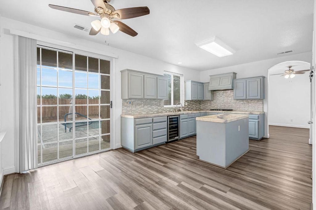 Image 16 of property listing at 2768 Goshen Avenue, Clovis, CA 93611