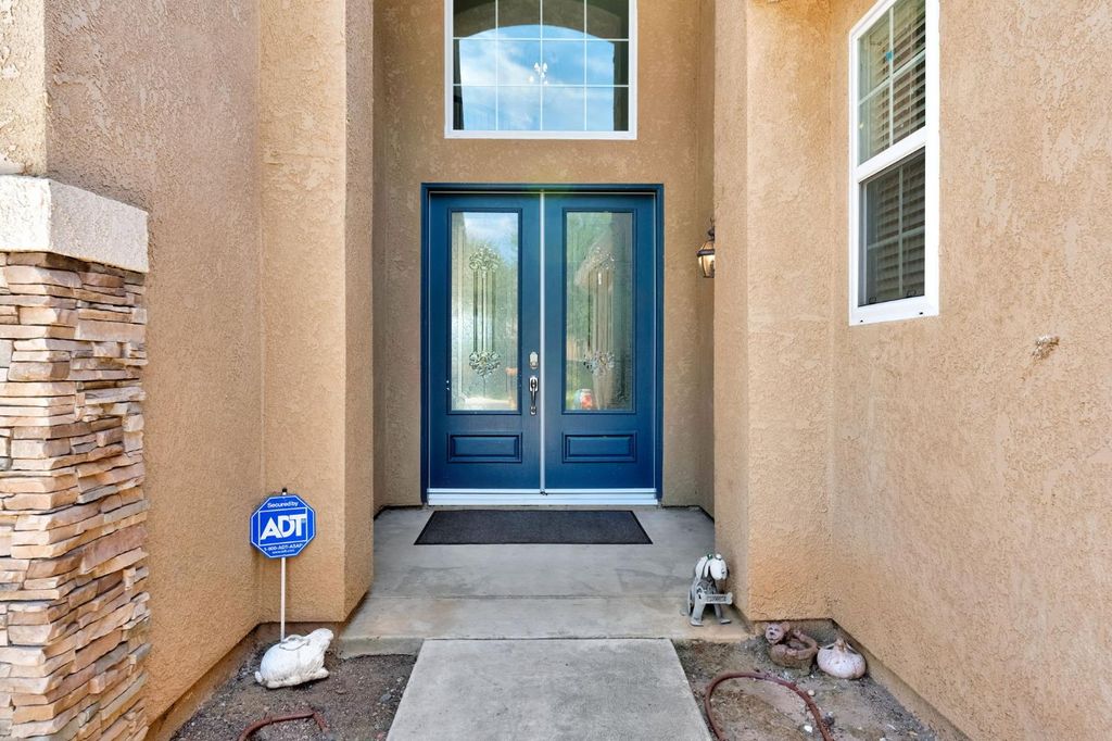 Image 3 of property listing at 2768 Goshen Avenue, Clovis, CA 93611