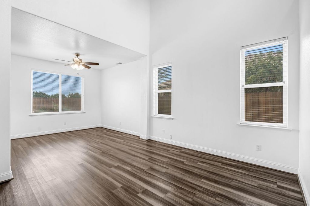 Image 7 of property listing at 2768 Goshen Avenue, Clovis, CA 93611