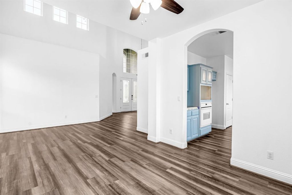 Image 8 of property listing at 2768 Goshen Avenue, Clovis, CA 93611