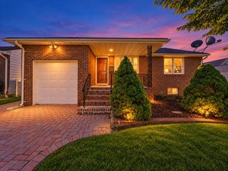 696 1ST ST, Secaucus, NJ 07094