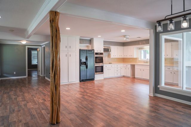 115 Neal Road, Wharton, TX 77488