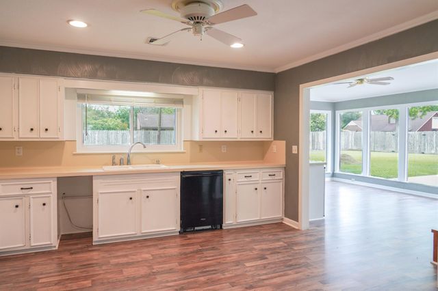 115 Neal Road, Wharton, TX 77488