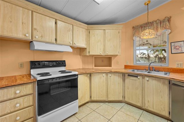 5427 SEVILLE DRIVE, Zephyrhills, FL 33541