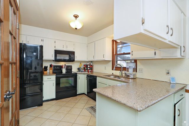 2105 Farmingdale Ct, Manhattan, KS 66503