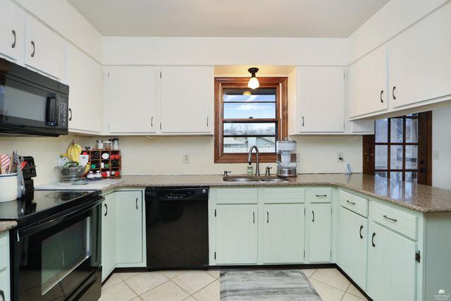 2105 Farmingdale Ct, Manhattan, KS 66503