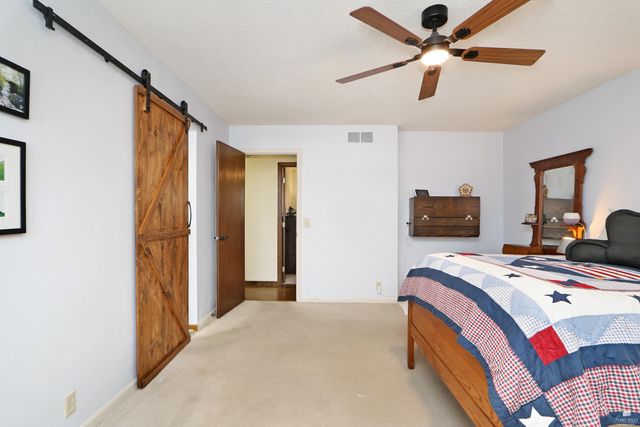 2105 Farmingdale Ct, Manhattan, KS 66503