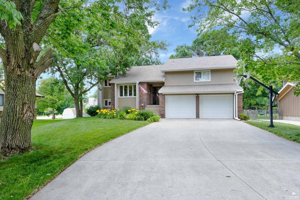 2105 Farmingdale Ct, Manhattan, KS 66503