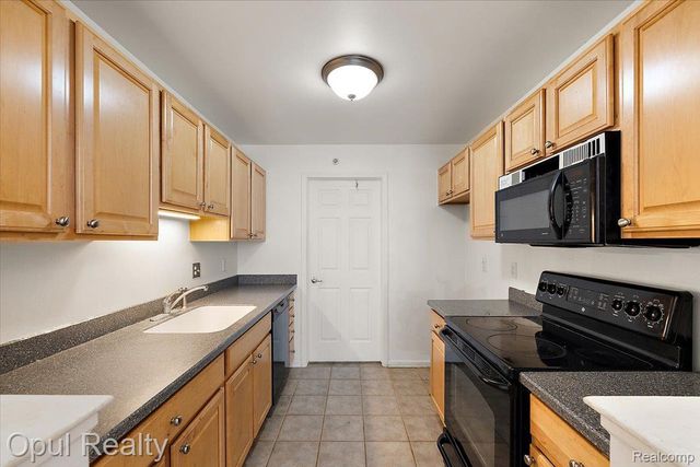 28263 Oakmonte Circle, Lyon Charter Township, MI 48165