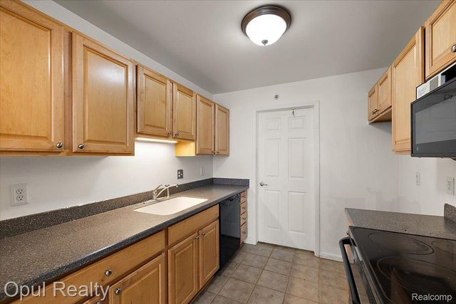 28263 Oakmonte Circle, Lyon Charter Township, MI 48165