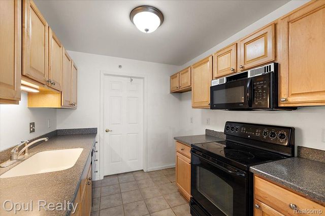 28263 Oakmonte Circle, Lyon Charter Township, MI 48165