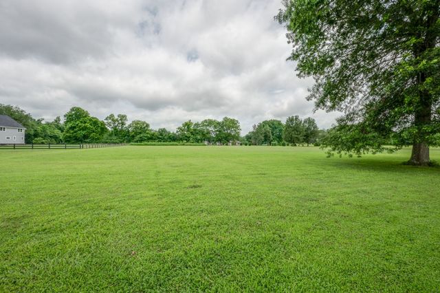 1163 Canaan Rd, Columbia, TN 38401