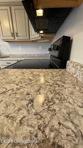 7619 Stovall Pl, Louisville, KY 40228