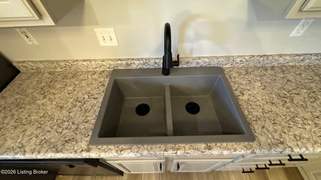 7619 Stovall Pl, Louisville, KY 40228