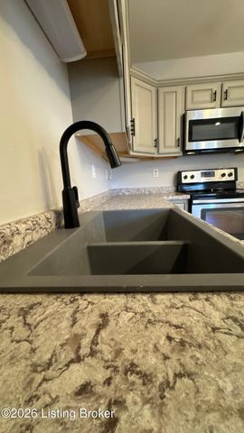 7619 Stovall Pl, Louisville, KY 40228