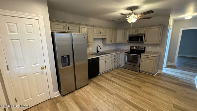 7619 Stovall Pl, Louisville, KY 40228