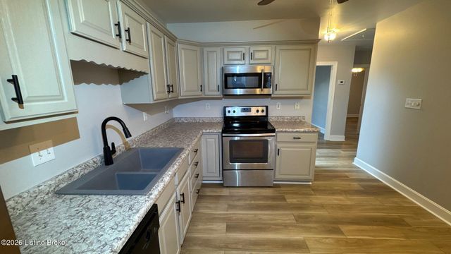 7619 Stovall Pl, Louisville, KY 40228