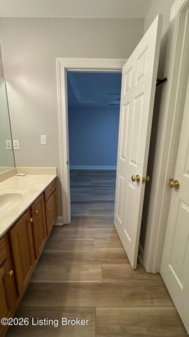 7619 Stovall Pl, Louisville, KY 40228