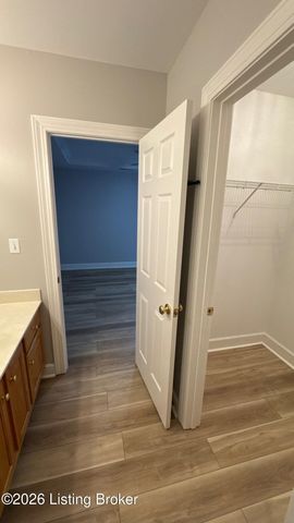 7619 Stovall Pl, Louisville, KY 40228