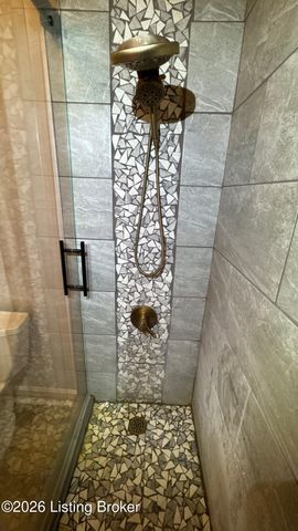 7619 Stovall Pl, Louisville, KY 40228