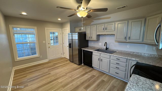 7619 Stovall Pl, Louisville, KY 40228