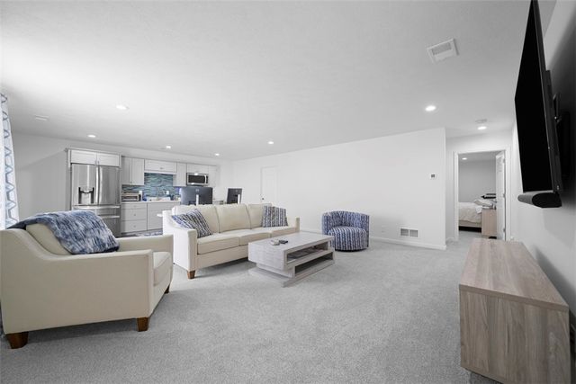 101 Cherokee Dr, Chippewa Twp, PA 15010