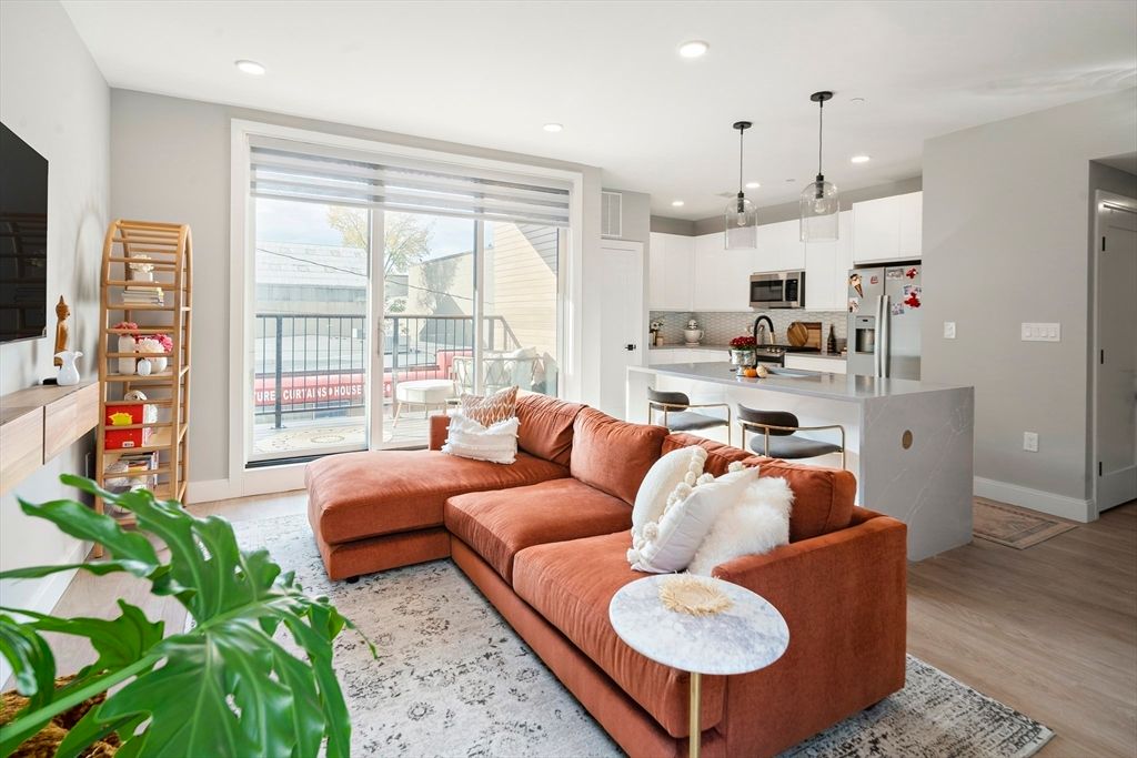 277 Border Street 204, Boston, MA 02128
