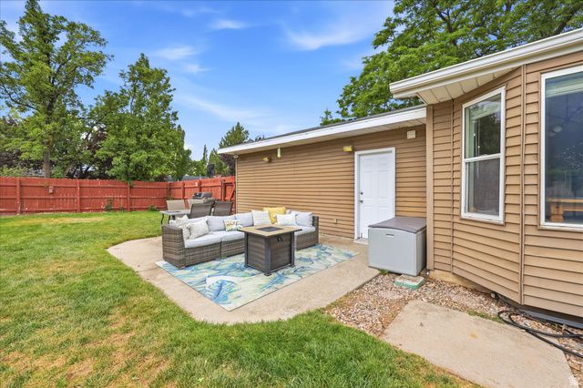 8889 S SILVERSTONE WAY, Sandy, UT 84093