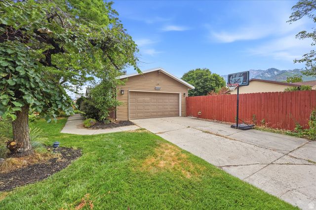8889 S SILVERSTONE WAY, Sandy, UT 84093