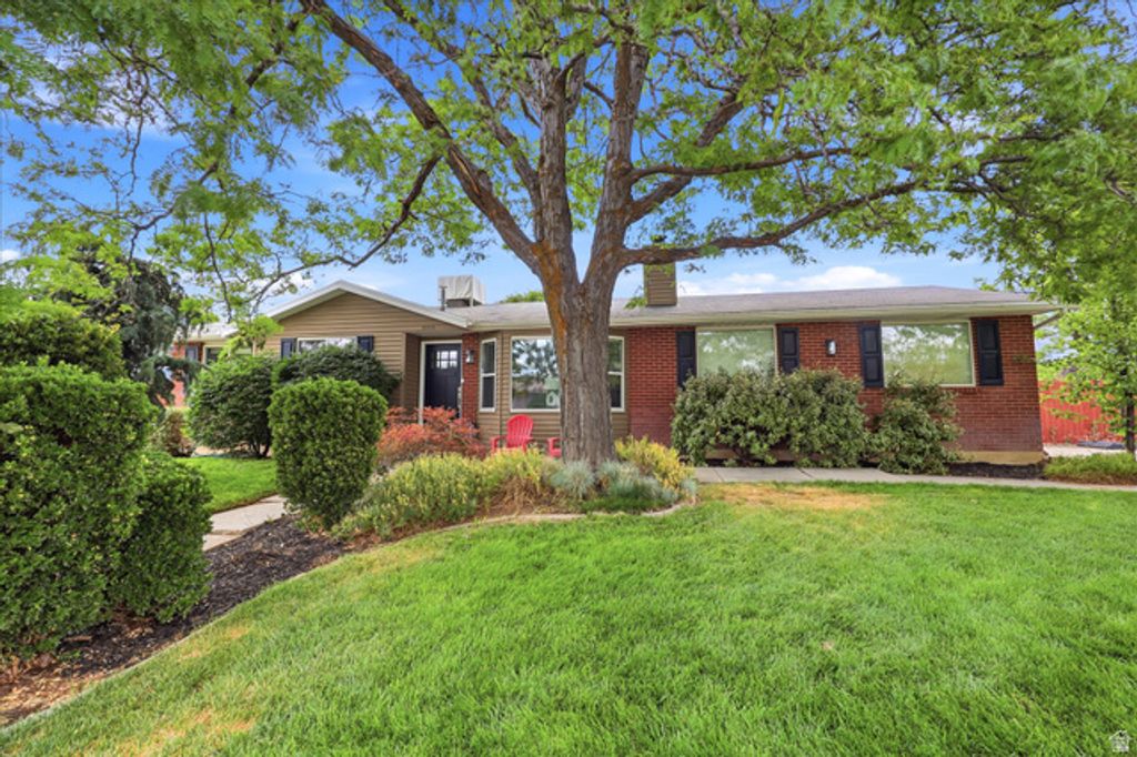 8889 S SILVERSTONE WAY, Sandy, UT 84093