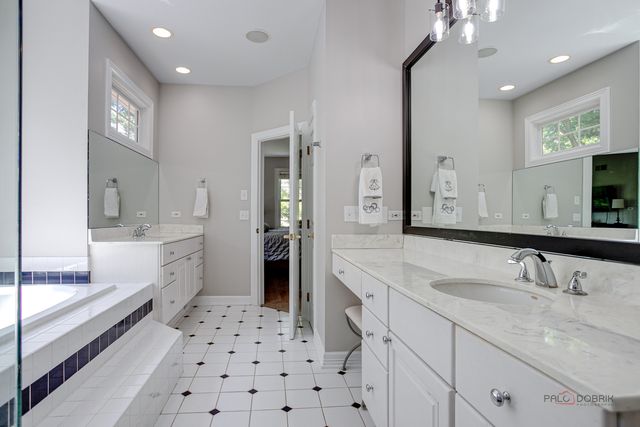 28831 N Spyglass Circle, Ivanhoe, IL 60060