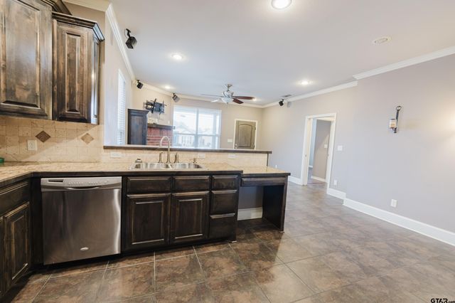 2801 Valley View Dr, Tyler, TX 75701