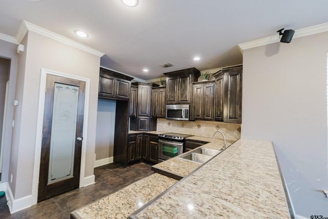 2801 Valley View Dr, Tyler, TX 75701