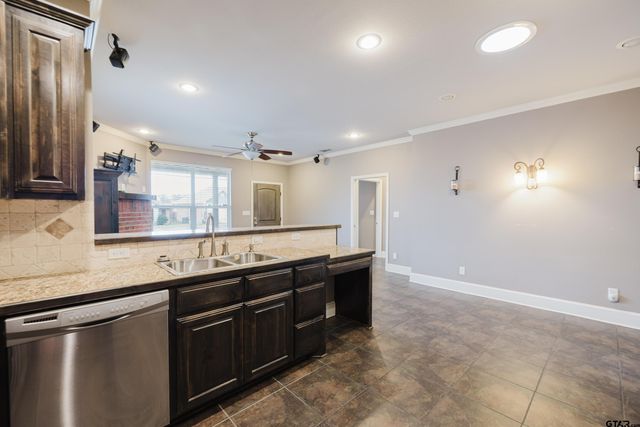 2801 Valley View Dr, Tyler, TX 75701
