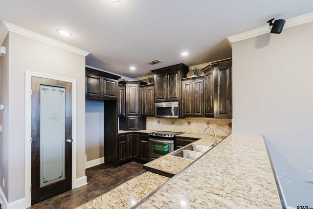 2801 Valley View Dr, Tyler, TX 75701