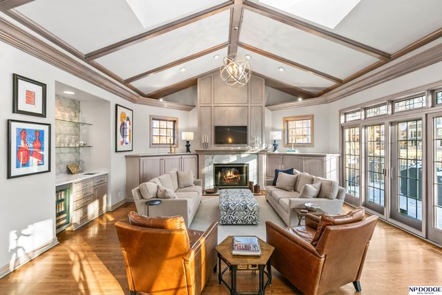 8707 Woolworth Avenue, Omaha, NE 68124