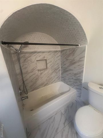 33 S Marshall Street, Pontiac, MI 48342