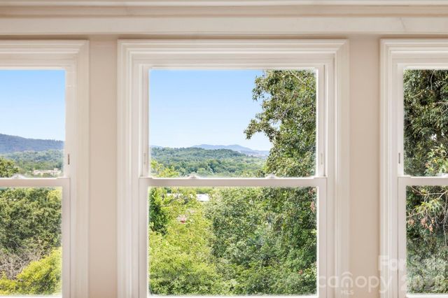 16 Audubon Drive, Asheville, NC 28804