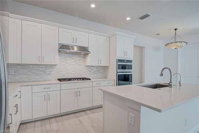 9087 Saint Lucia DR, Naples, FL 34114