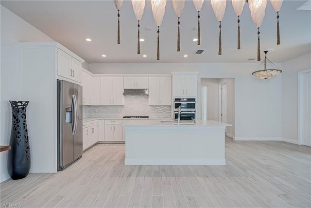 9087 Saint Lucia DR, Naples, FL 34114