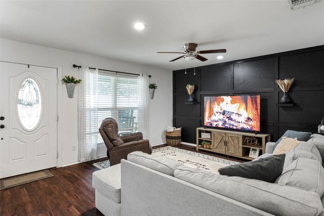 932 Devils River Drive, Granbury, TX 76048