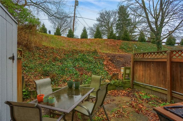 444 Country View Ct, Pennsbury, PA 15205