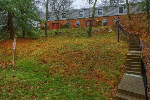 444 Country View Ct, Pennsbury, PA 15205