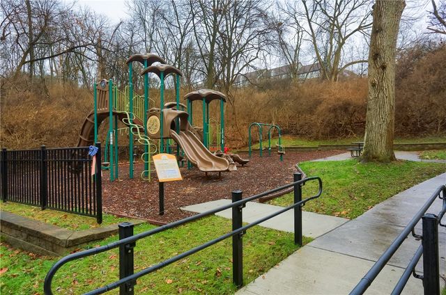 444 Country View Ct, Pennsbury, PA 15205